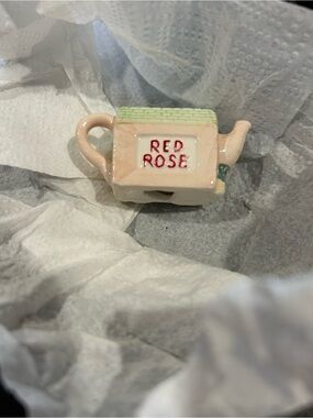 Rosa’s Red Rose Tea Collectible